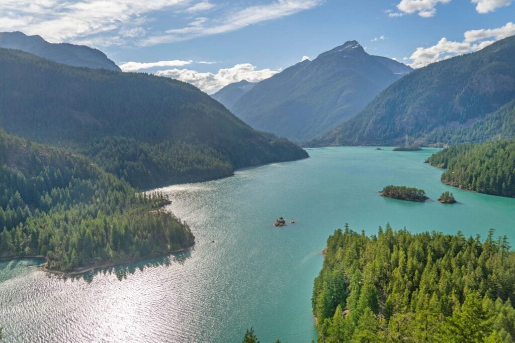 Scenic mountain lake in Washington state surrounded by evergreen forests and rugged peaks, a popular destination for RV camping, hiking, and outdoor adventure